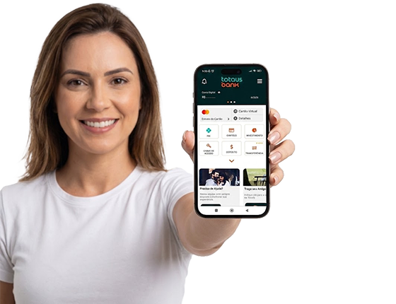 Mulher sorridente segurando smartphone com o aplicativo Totalis Pay aberto, mostrando a tela inicial com ícones de serviços bancários, saldo em conta e menu de navegação