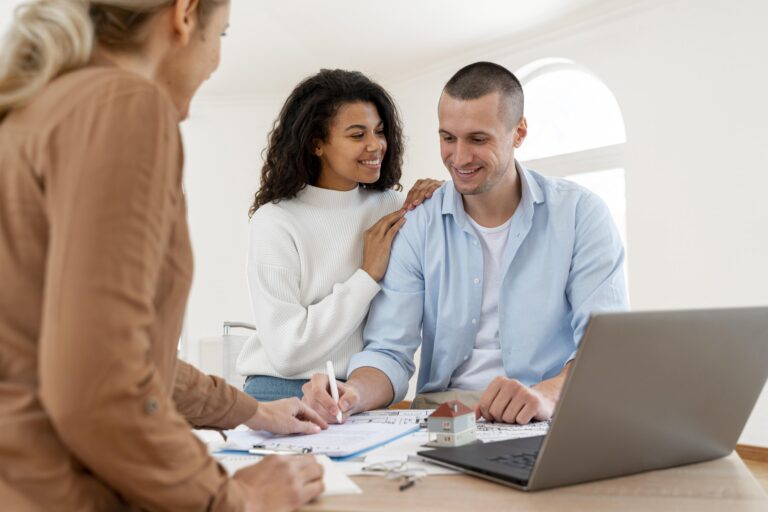 casal assinando contrato para nova casa